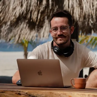 Louis Deslus, en télétravail devant la mer